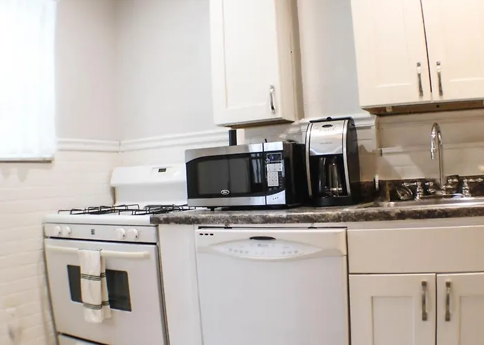Massive 4 Bed House-Short Walk To Amazing View